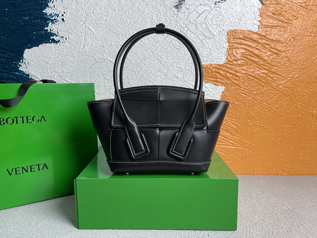 보테가베네타 Arco 인트레치아토 스몰 블랙 토트백